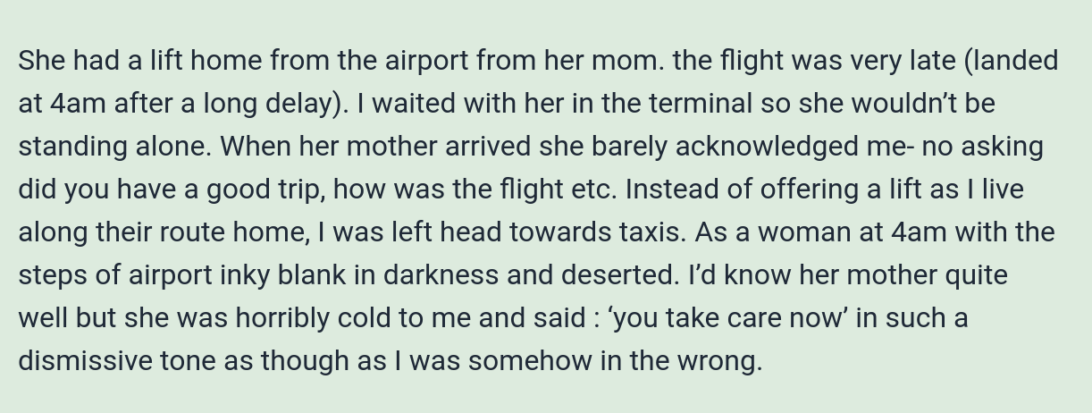Mutter verlässt den Flughafen der Tochter eines Freundes