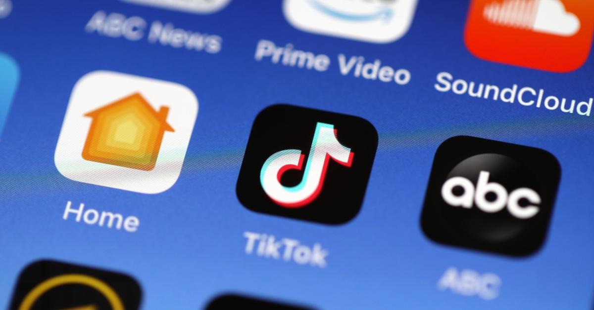 Icona dell'app Tiktok sulla schermata iniziale dello smartphone