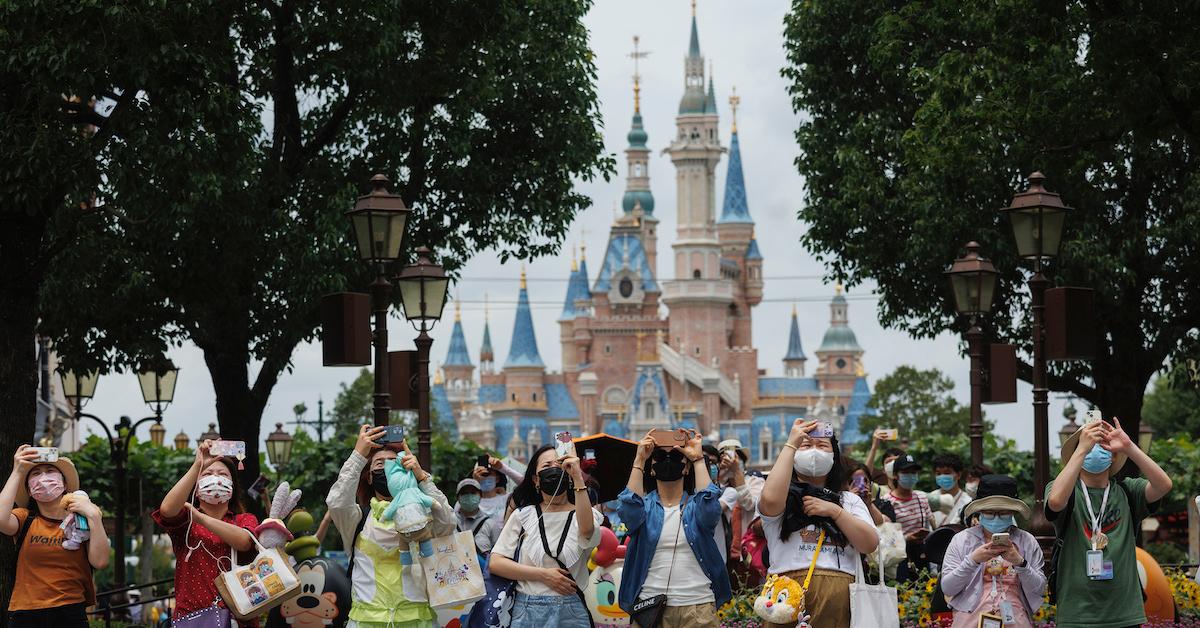 maskerade besökare tar bilder på sina telefoner i Disneyland Shanghai
