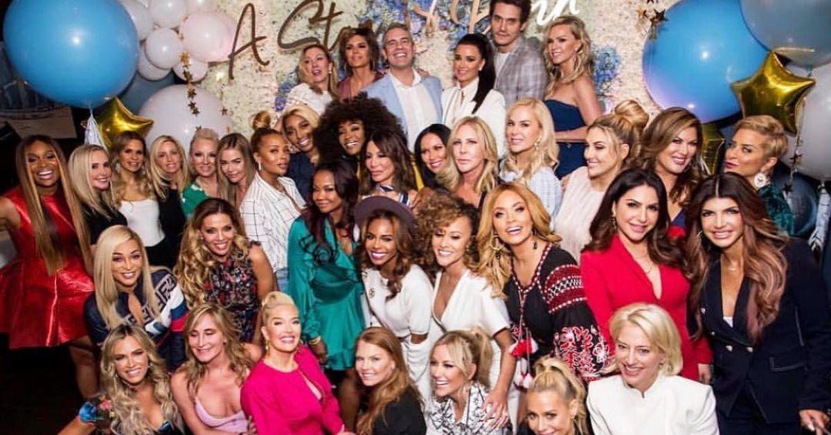Phaedra Parks, Andy Cohen, John Mayer og andre medvirkende i 'Real Housewives', der deltog i Andys babyshower i 2019. 