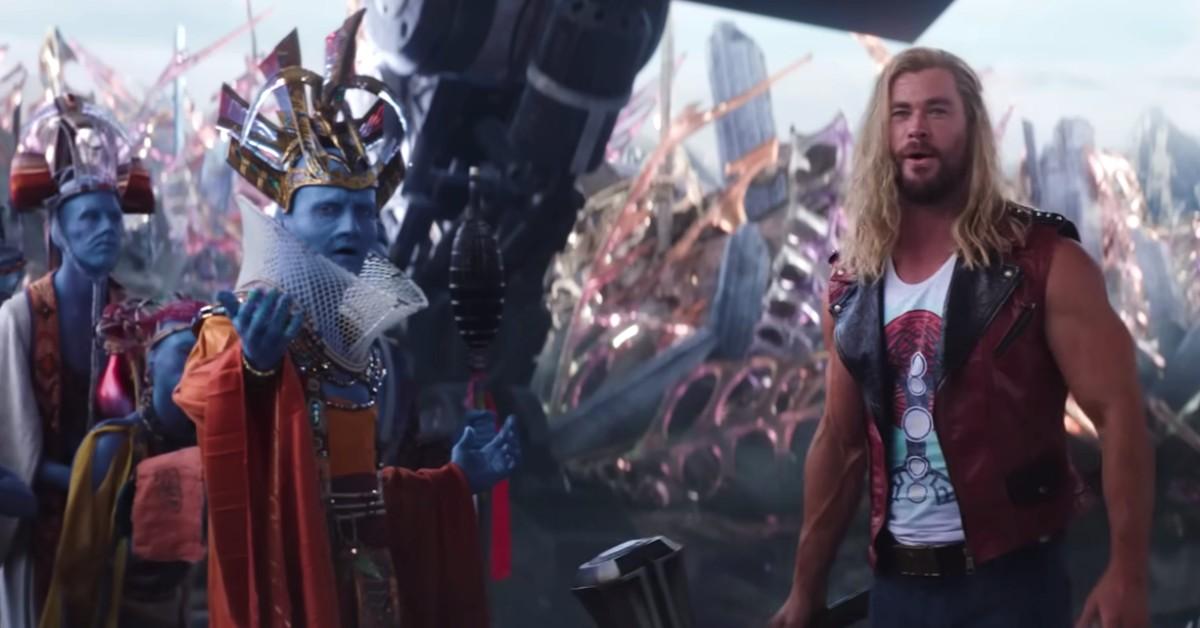 (billedet til højre) Thor (Chris Hemsworth) 