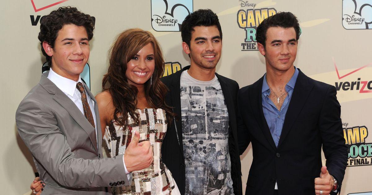(gd) : Nick Jonas, Demi Lovato, Joe Jonas et Kevin Jonas lors de la première de « Camp Rock 2 ».