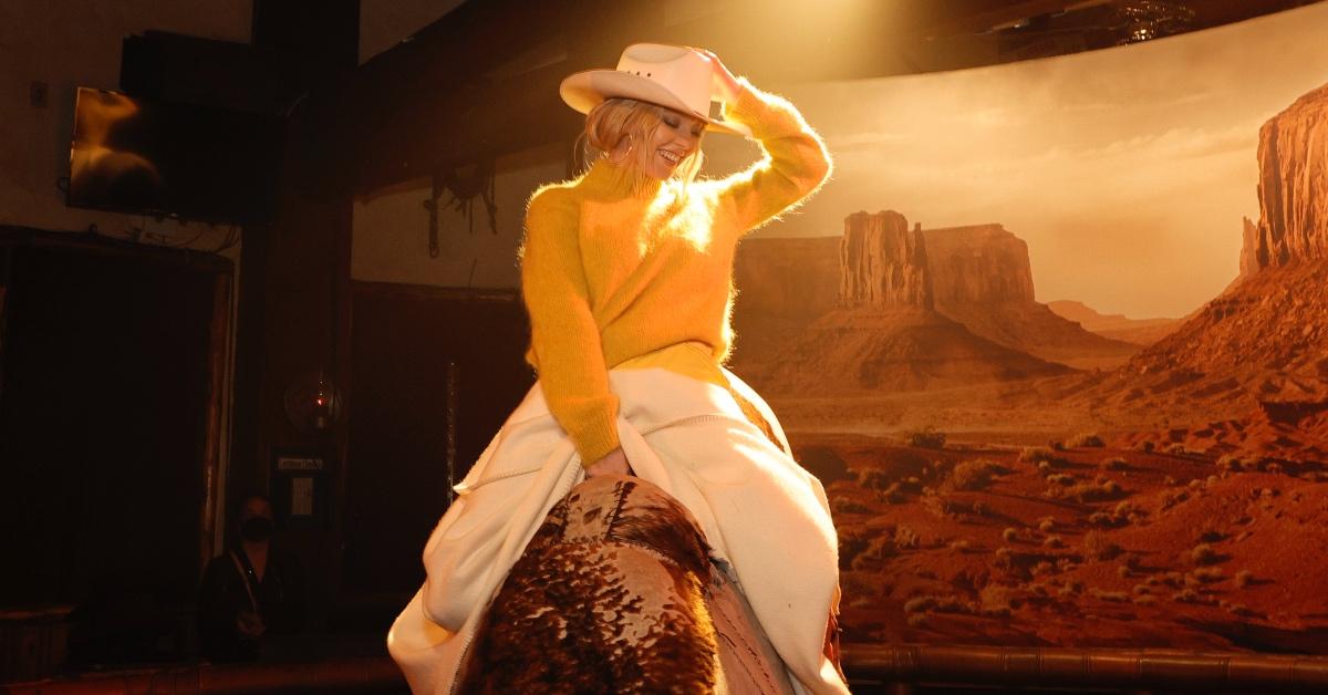 悉尼·斯威尼 (Sydney Sweeney) 在参加汤姆·福特 (Tom Ford) 的派对时骑着一头公牛。