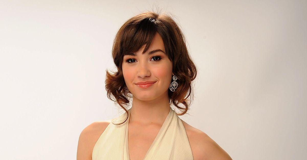 Demi Lovato ler på ett foto 2008.