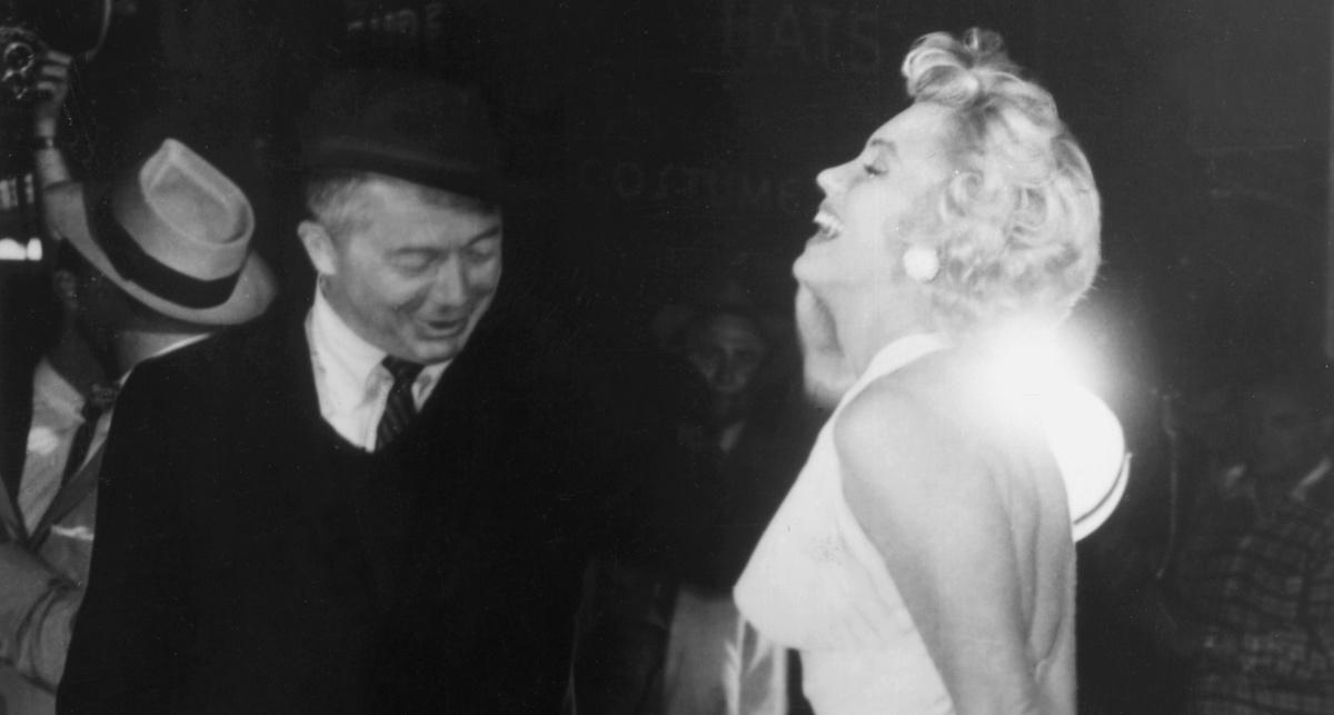 Marilyn Monroe au milieu de la célèbre scène de la jupe volante