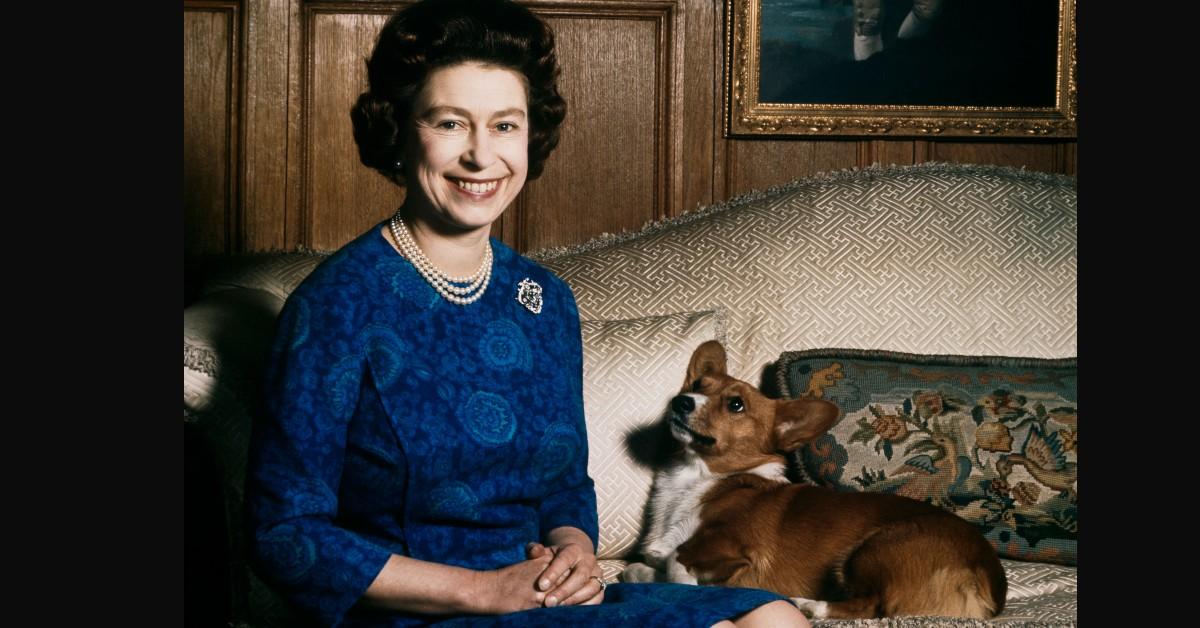 1970 年，英国女王伊丽莎白二世在桑德灵厄姆与她心爱的一只柯基犬合影