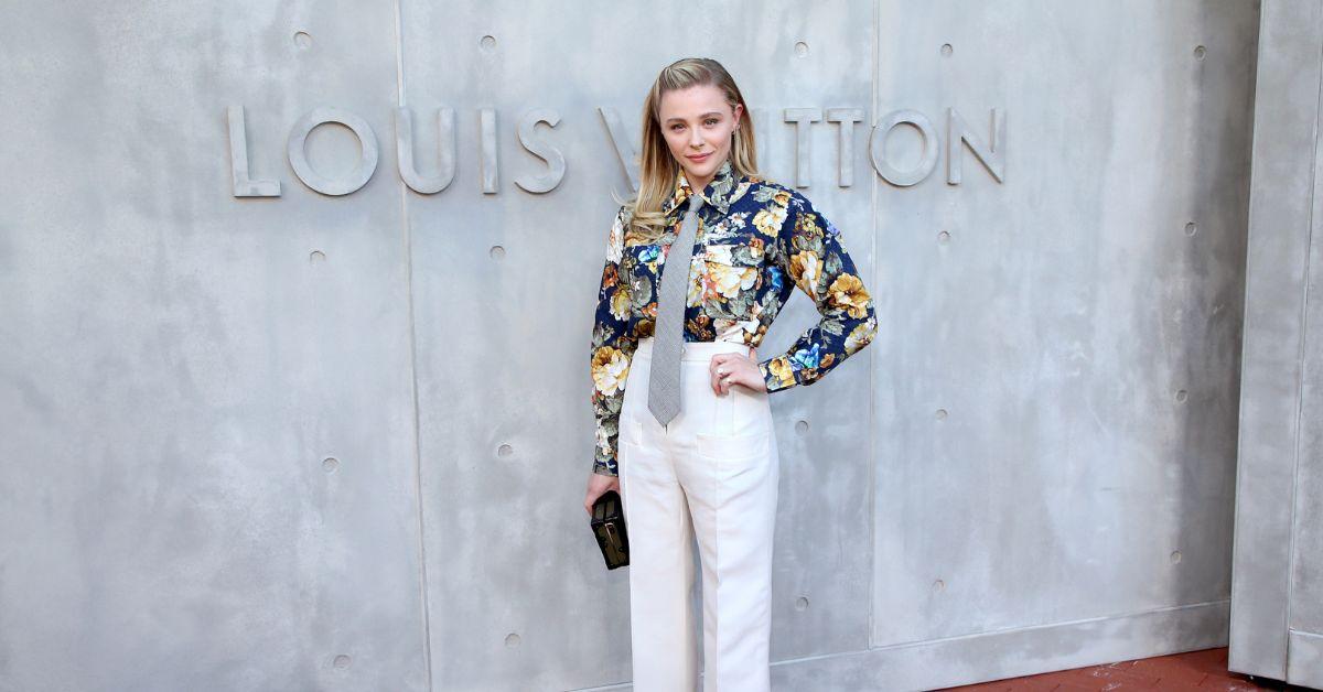 Chloë Grace Moretz a una sfilata di moda Louis Vuitton.
