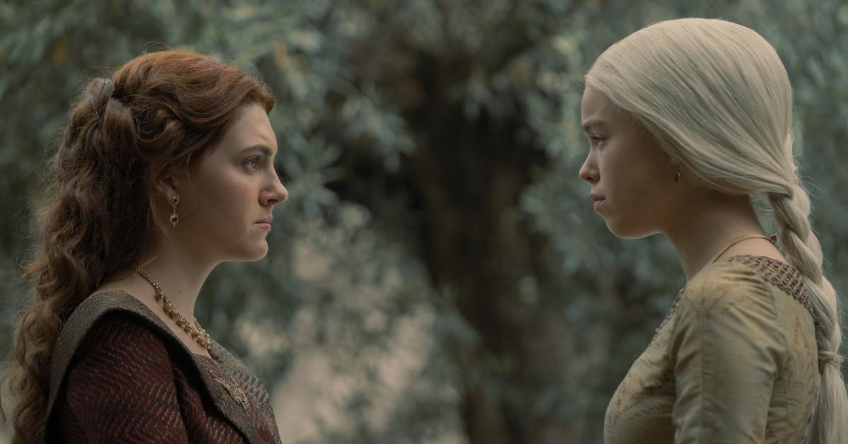 (LR) Emily Carey nel ruolo di Alicent Hightower e Milly Alcock nel ruolo di Rhaenyra Targaryen