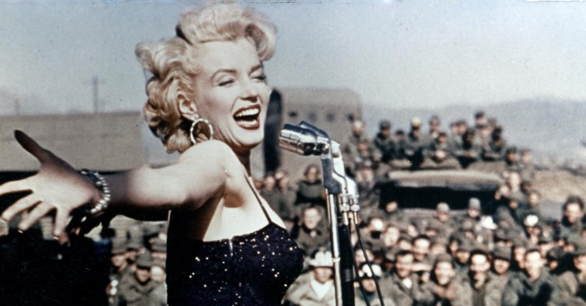 Marilyn Monroe tritt bei einer USO-Tournee auf.