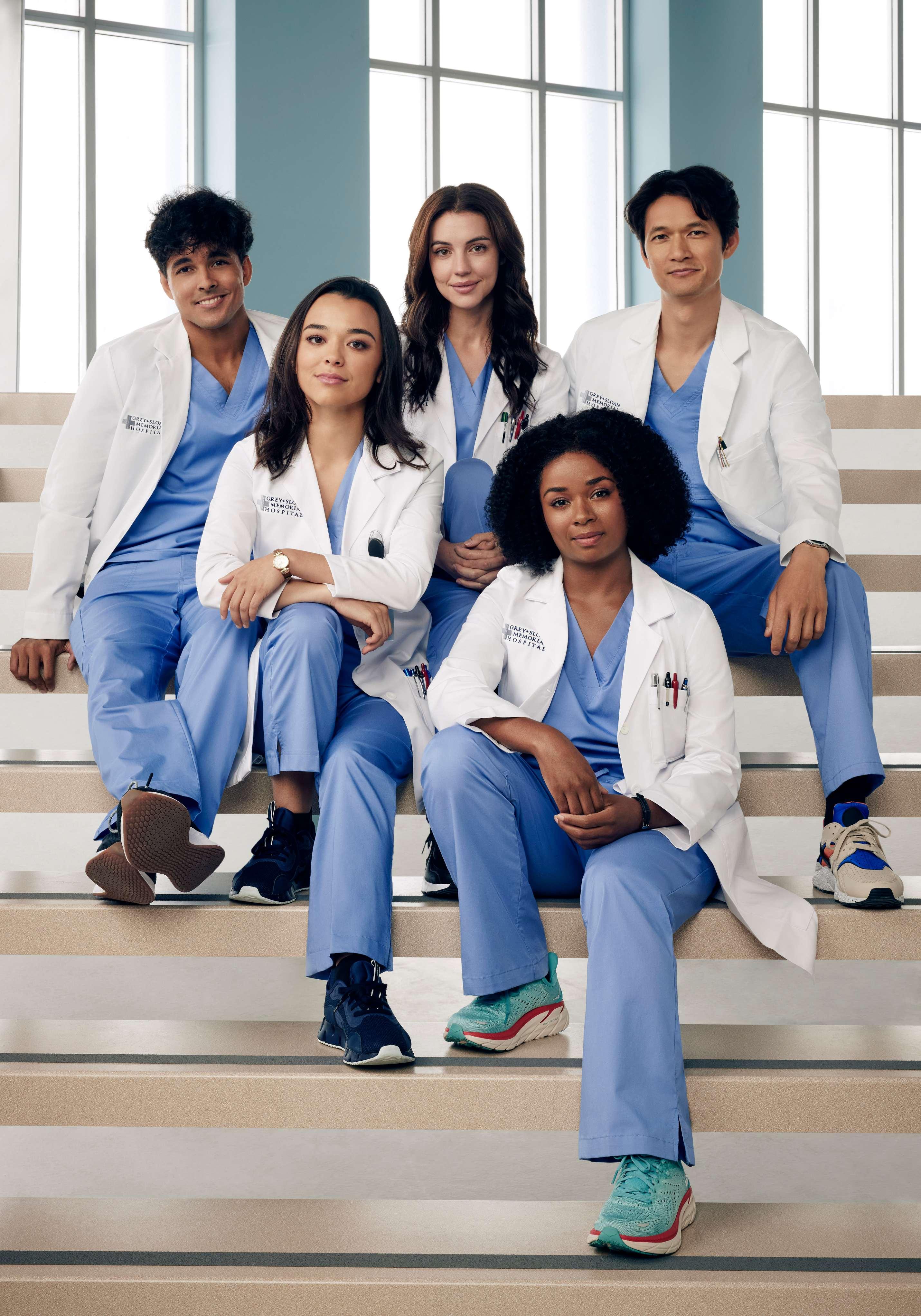 Niko Terho, Midori Francis, Adelaide Kane, Alexis Floyd und Harry Shum Jr. in Staffel 19 von „Grey’s Anatomy“.