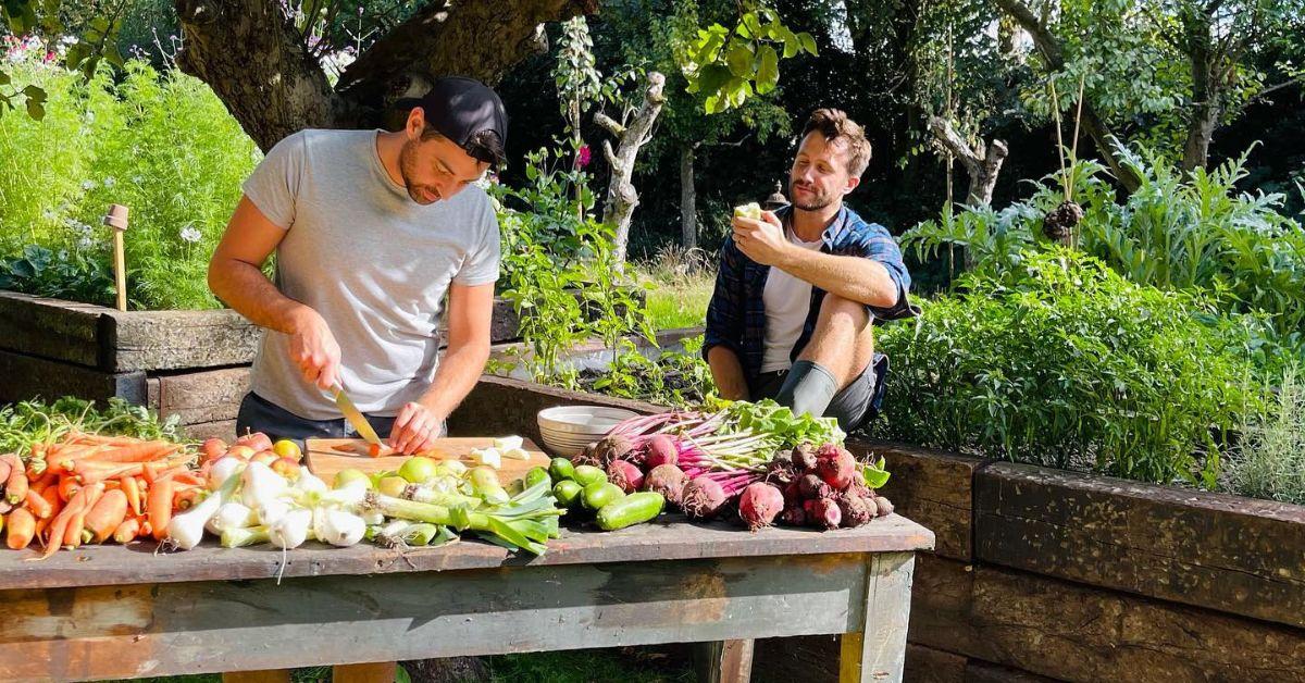 Borja De Maqua e Dean Poulton si godono frutta e verdura nel loro giardino. 
