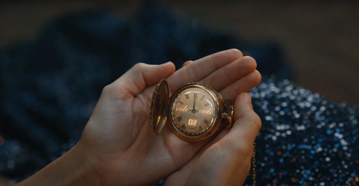 Taylor Swift controlla il suo magico orologio da taschino in "Bejeweled".