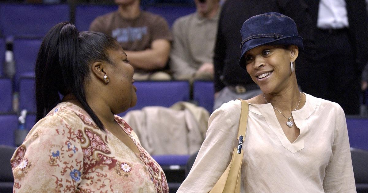 Shaunie O'Neal은 Lakers 게임에서 여배우 Monique 코트 사이드와 대화를 나눕니다.