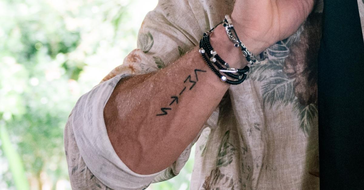 Tatuagem no antebraço direito de Chris Hemsworth