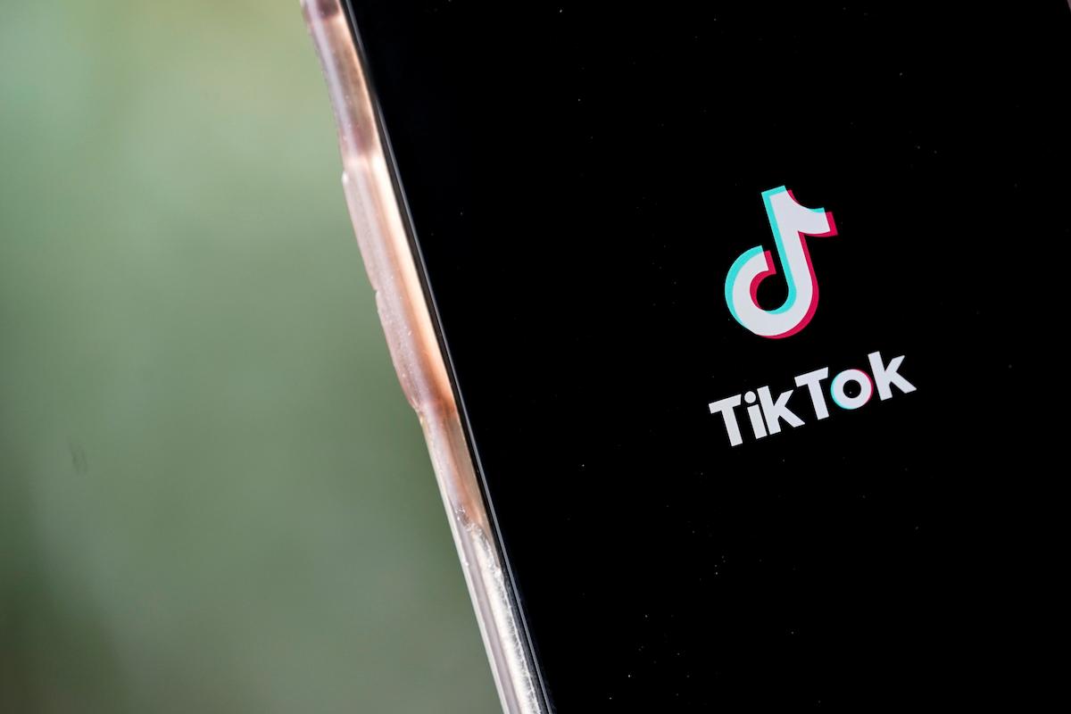 智能手机上的 TikTok 应用程序