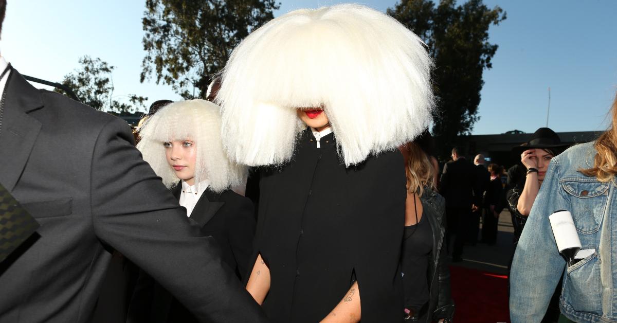 Sia usa uma peruca enorme para o 57º Grammy Awards (literalmente não podemos ver o rosto dela).