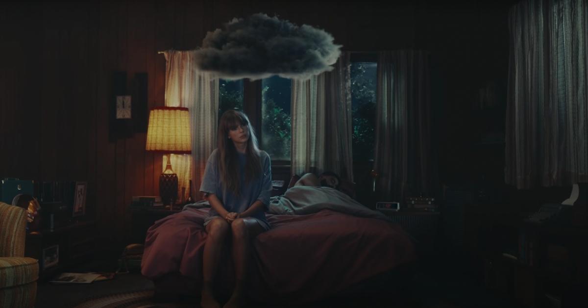 泰勒·斯威夫特在“薰衣草雾霾”音乐录影带中。