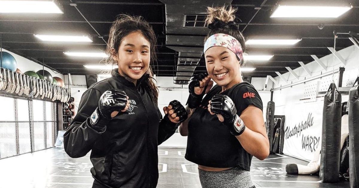 Victoria Lee (esquerda) e sua irmã Angela Lee (direita) treinando juntas.