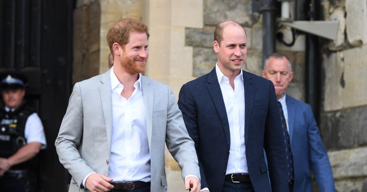 (sx): Harry e il principe William camminano insieme.