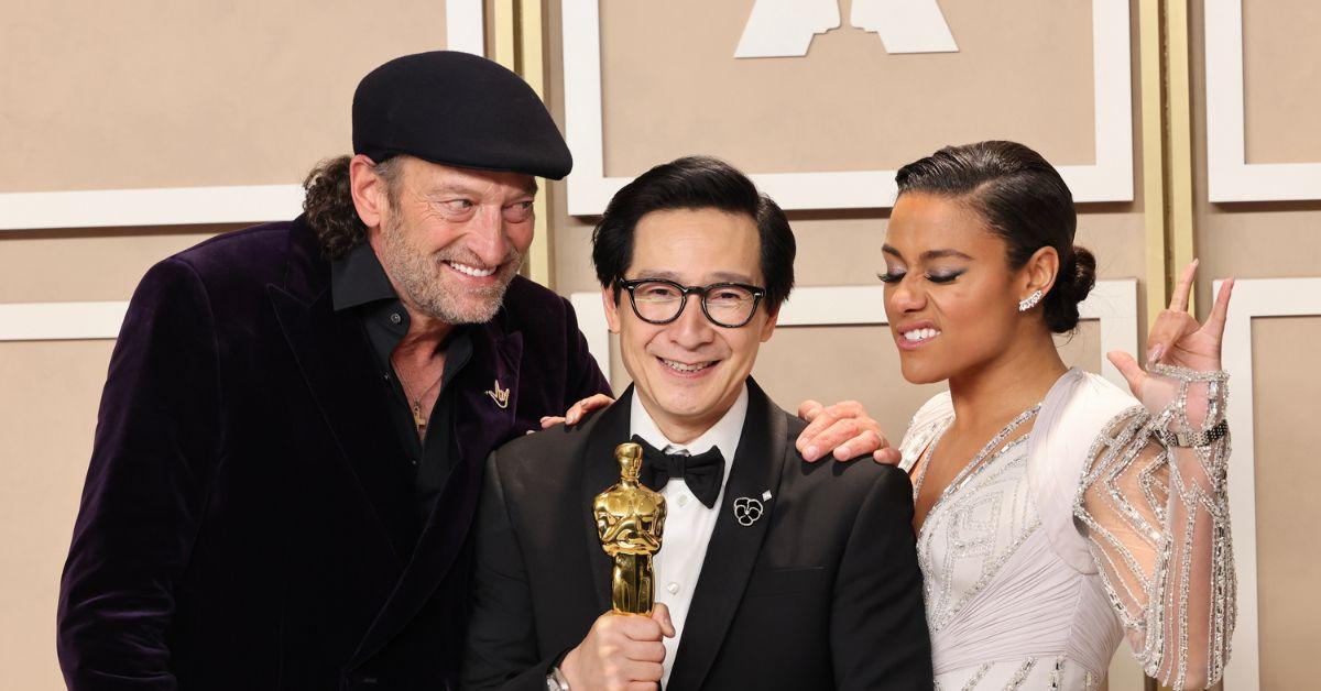 Troy Kotsur, Ke Huy Quan e Ariana Debose sul tappeto rosso degli Oscar.
