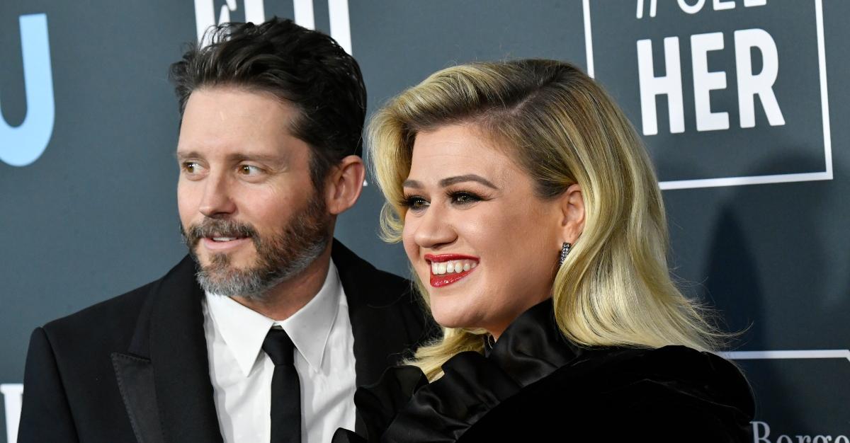 Kelly Clarkson está se ajustando à vida de solteira após seu divórcio de Brandon Blackstock. 