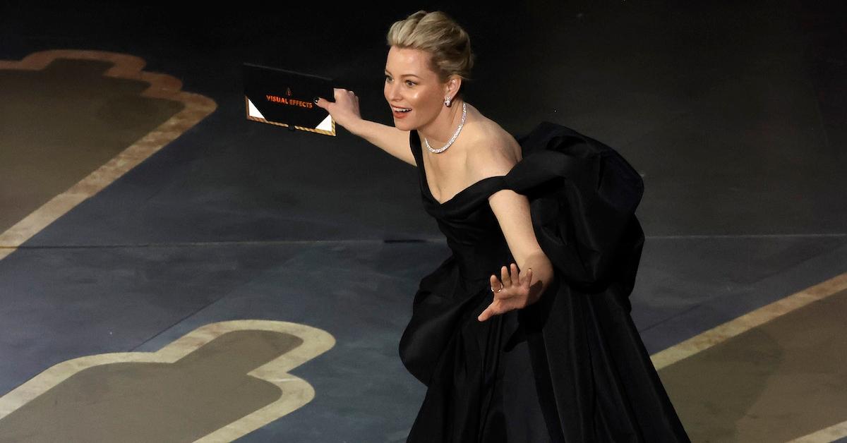 Elizabeth Banks è quasi caduta agli Oscar