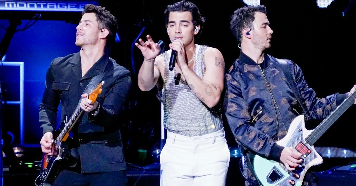 (LR) Nick, Joe et Kevin Jonas 