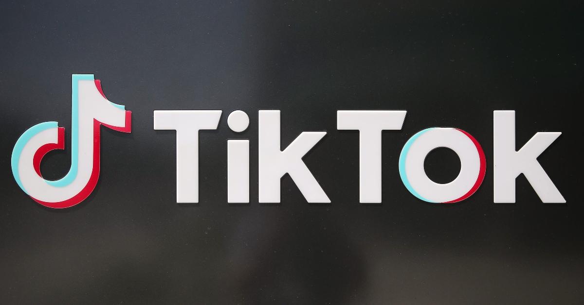 Um logotipo do TikTok exibido fora de um escritório do TikTok na Califórnia