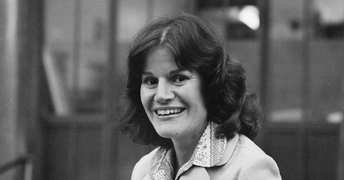 Judy Blume em 1979 em uma foto em preto e branco, sorrindo,