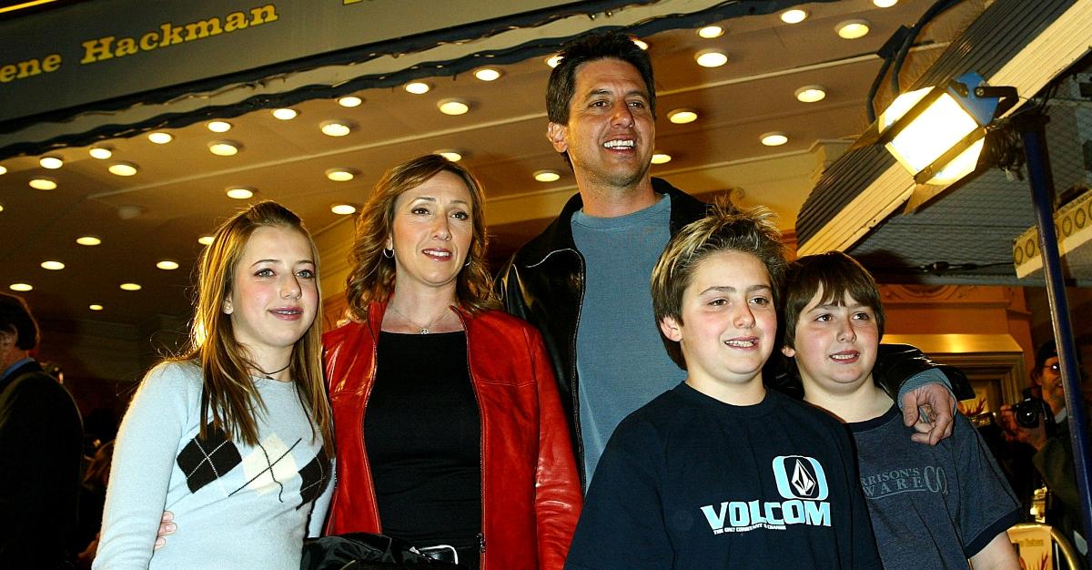 俳優のレイ・ロマーノ (中央) とその家族、妻のアンナ、娘のアレクサンダー (左)、双子のマットとグレッグ (右) が「ムースポートへようこそ」のプレミアに出席