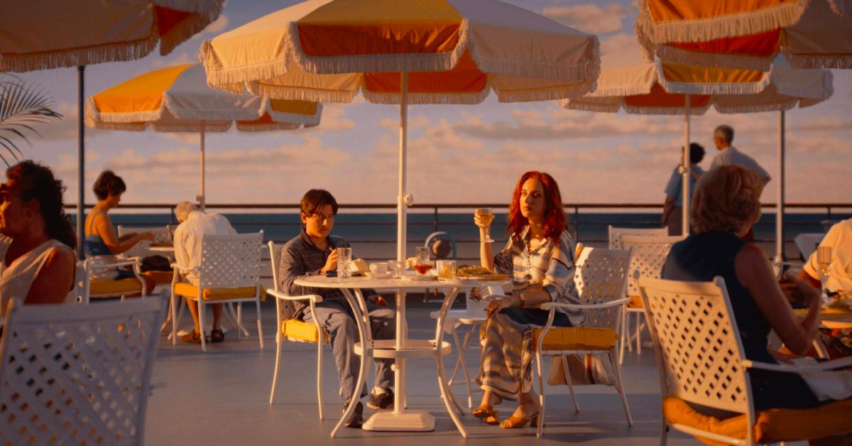 Um adolescente Beau (Armen Nahapetian) e sua mãe, Mona (Zoe Lister-Jones), tiram férias em um cruzeiro.