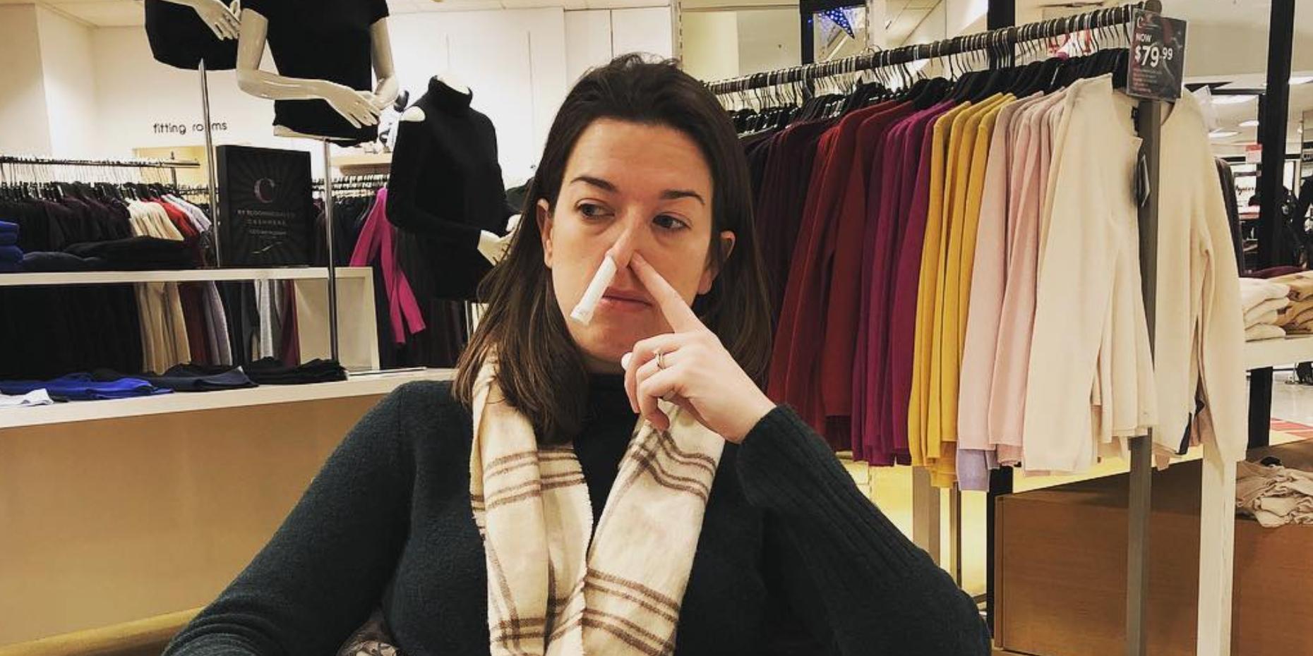 克莱尔·穆拉尼 (Claire Mulaney) 在一家百货公司的鼻子里插着吸入器