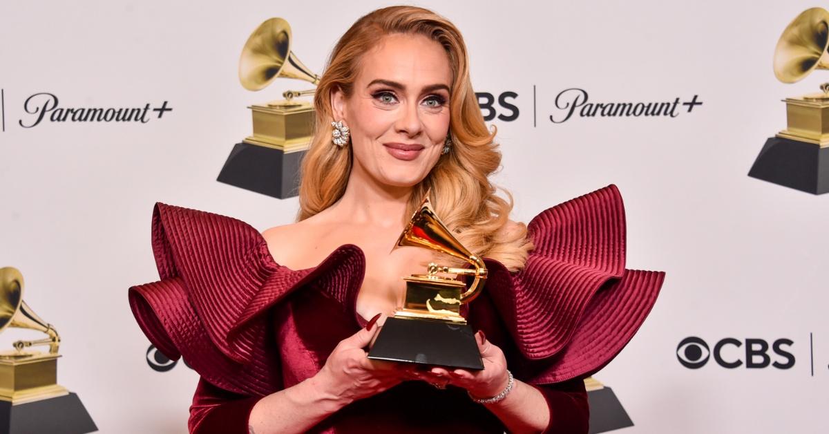 Adele con in mano un Grammy