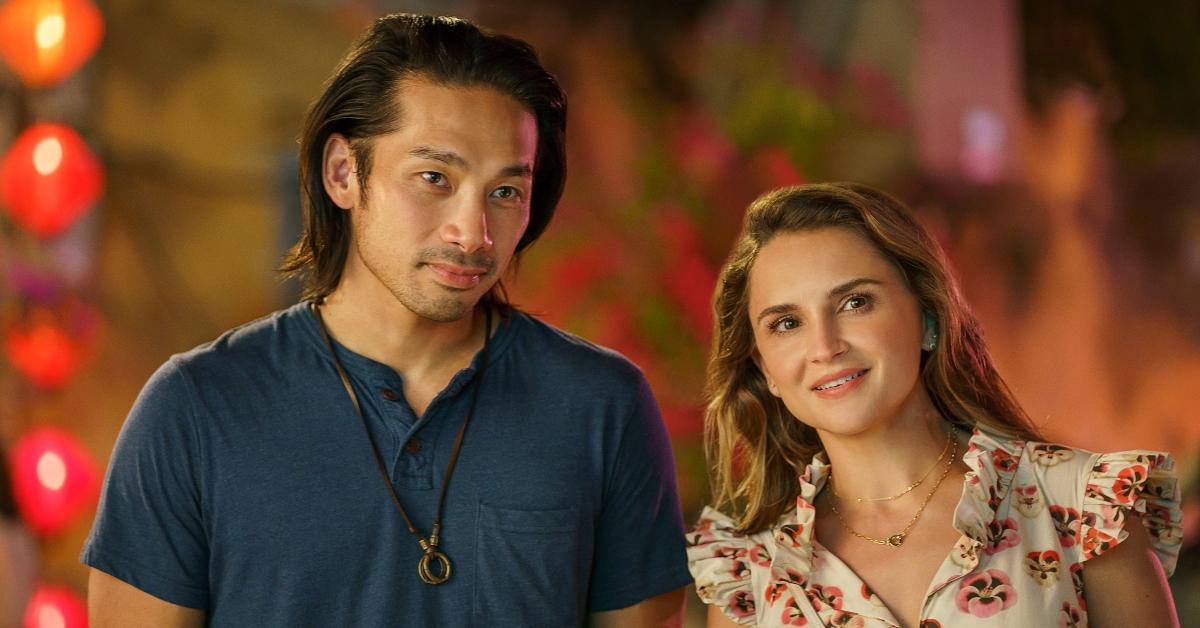 Rachael Leigh Cook und Scott Ly in Netflix’ „A Tourist’s Guide to Love“.