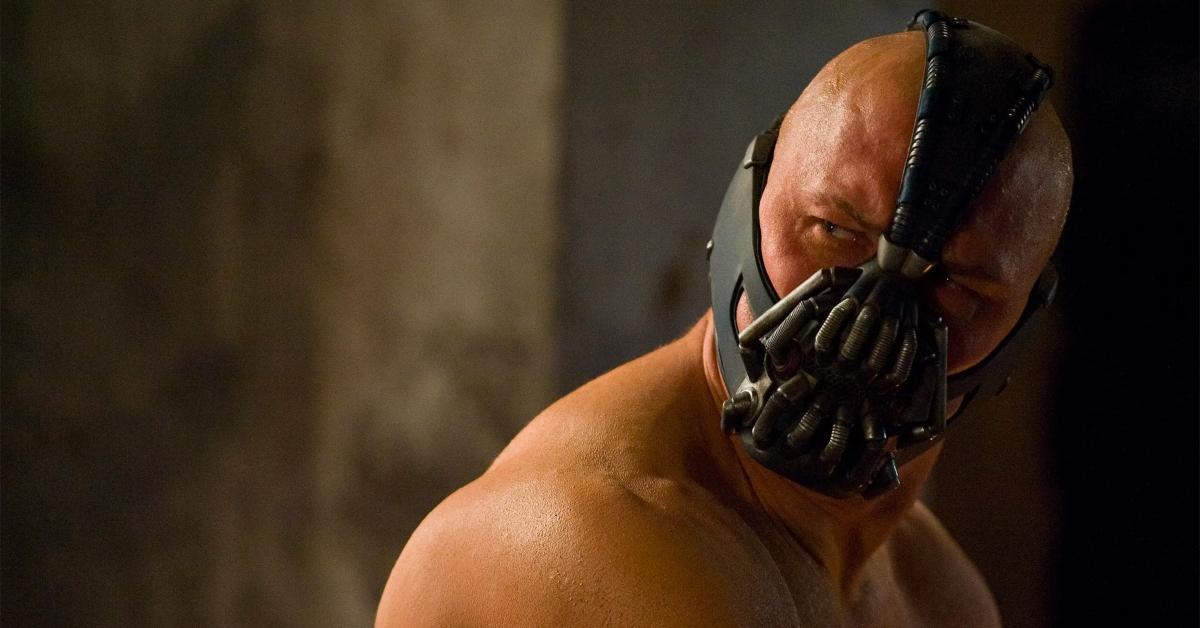 Ein hemdloser Bane (Tom Hardy) trägt in „The Dark Knight Rises“ eine Maske