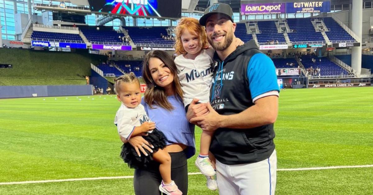 Anthony Bass och Sydney Rae Bass med sina barn på LoanDepot Park för Marlins-Mets-matchen den 31 juli 2022