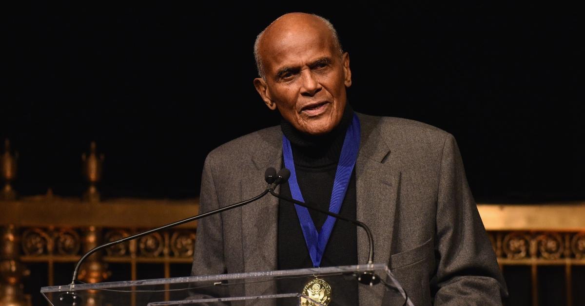 哈里·贝拉方特 (Harry Belafonte) 在 2017 年杰斐逊奖基金会期间在舞台上接受了终身成就奖。