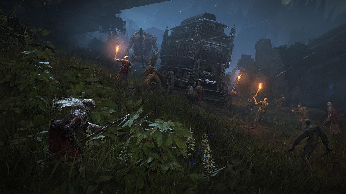 'Elden Ring'-spiller, der sniger sig i højt græs med en gruppe fjender i nærheden om natten.