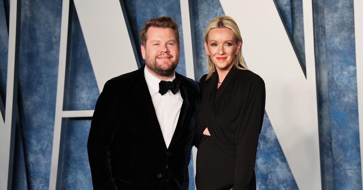 (LR) James Corden, i en sort smoking, står arm i arm med sin kone, Julia Carey, ved Vanity Fair Oscar-festen i 2023.