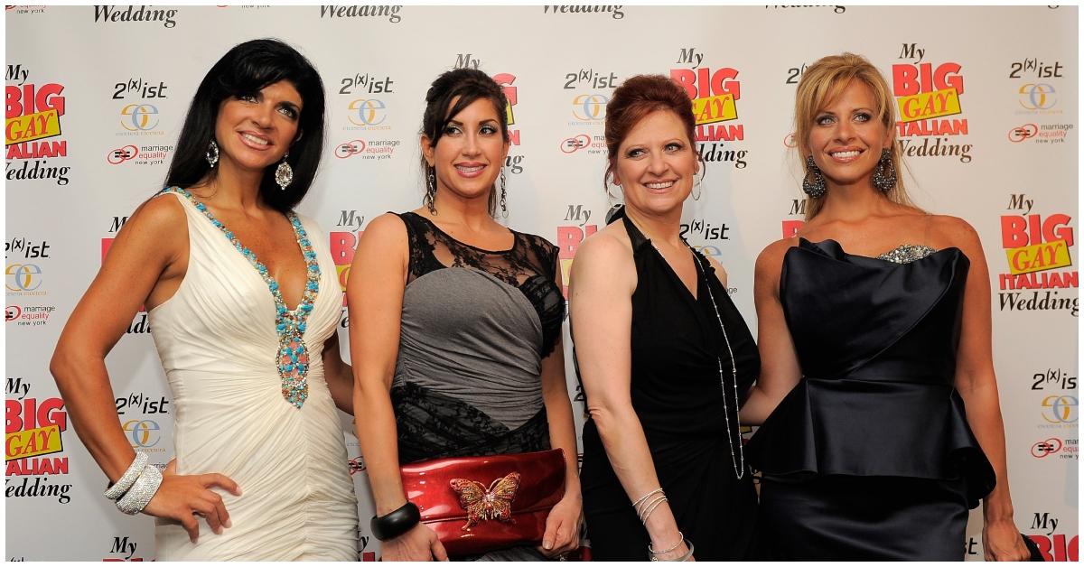 (lr)：Teresa Giudice、Jacqueline Laurita、Caroline Manzo 和 Dina Manzo 在红地毯上。