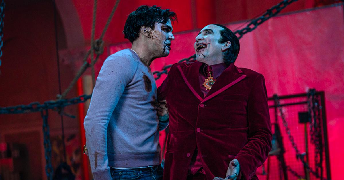 Renfield (Nicholas Hoult) et Dracula (Nicolas Cage) couverts de sang dans 'Renfield'