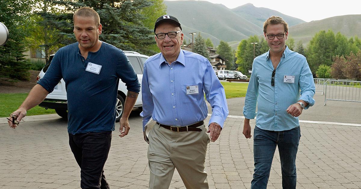 James, Rupert e Lachlan Murdoch andando em roupas casuais.