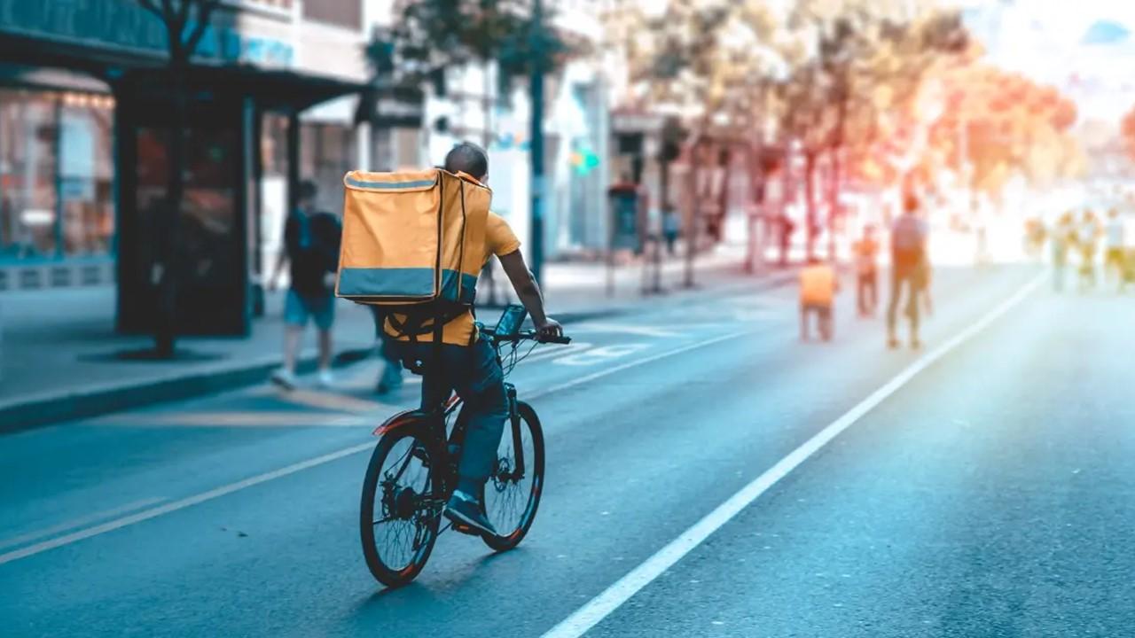 Um entregador de bicicleta