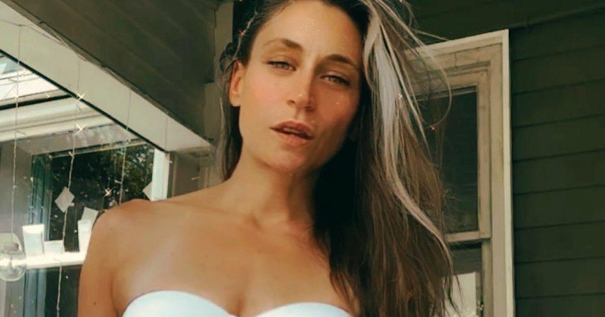 Reina Guarini 穿着白色上衣在 Instagram 上摆姿势