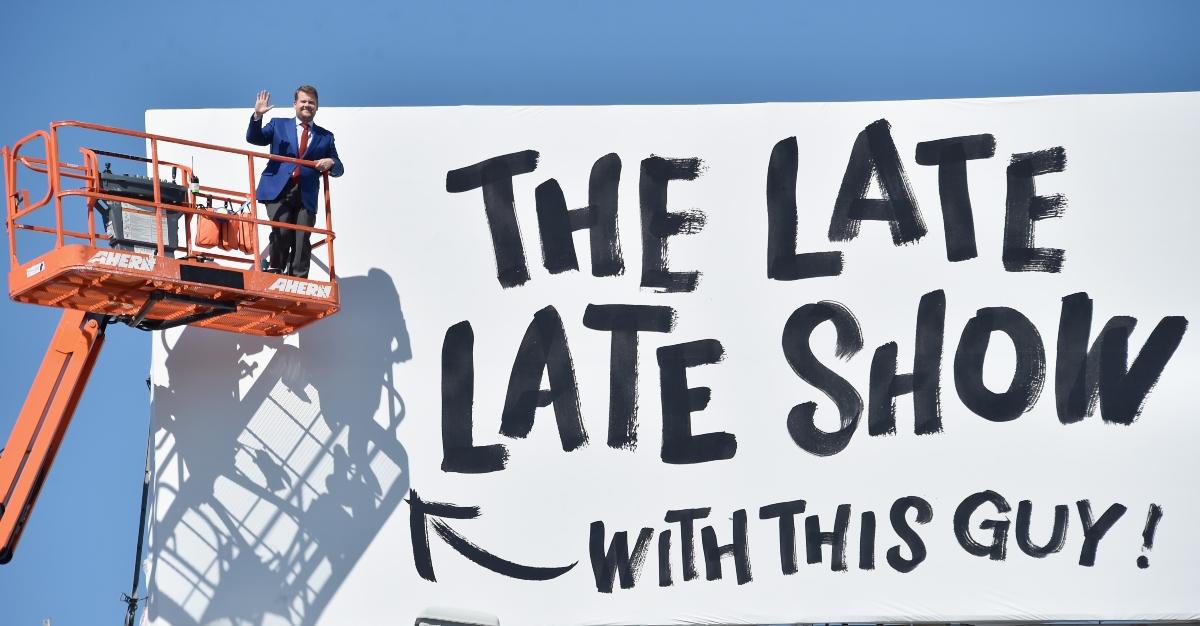 L'acteur / animateur James Corden met en place son propre panneau d'affichage pour CBS Television Network "Le spectacle tardif"