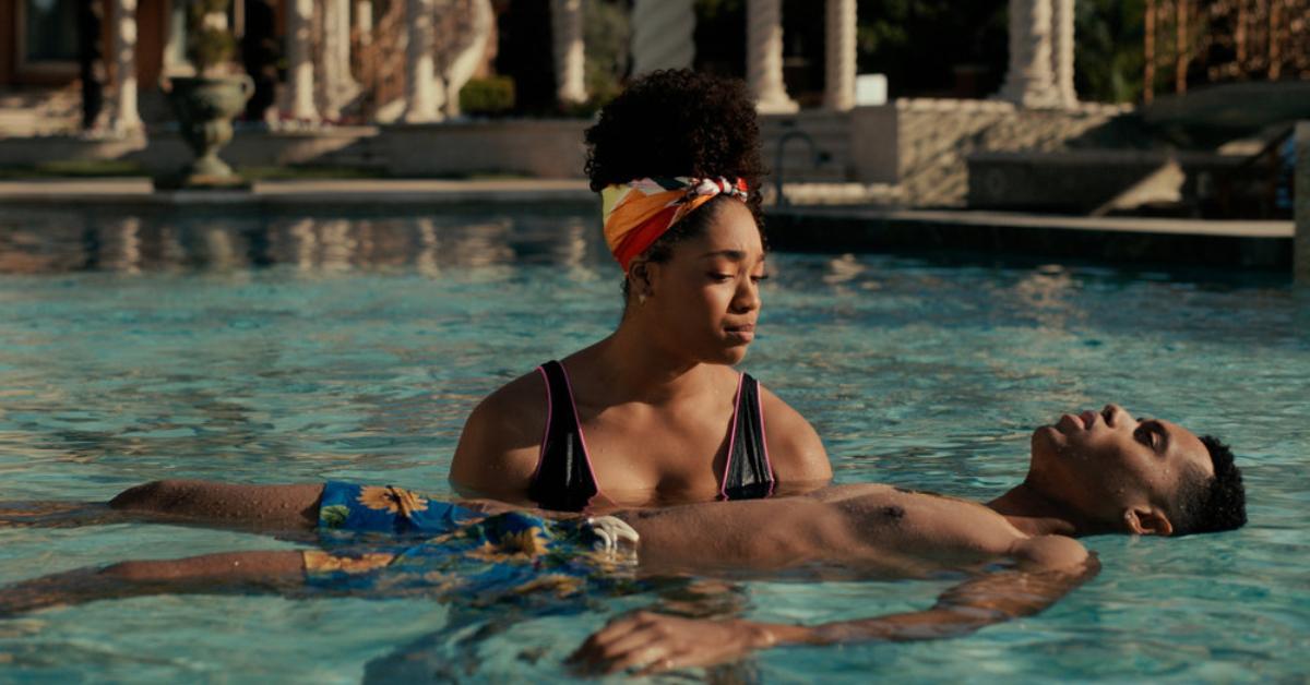 Lisa (Simone Joy Jones) ensina Will (Jabari Banks) a flutuar na piscina da família Banks na segunda temporada de 'Bel-Air'.