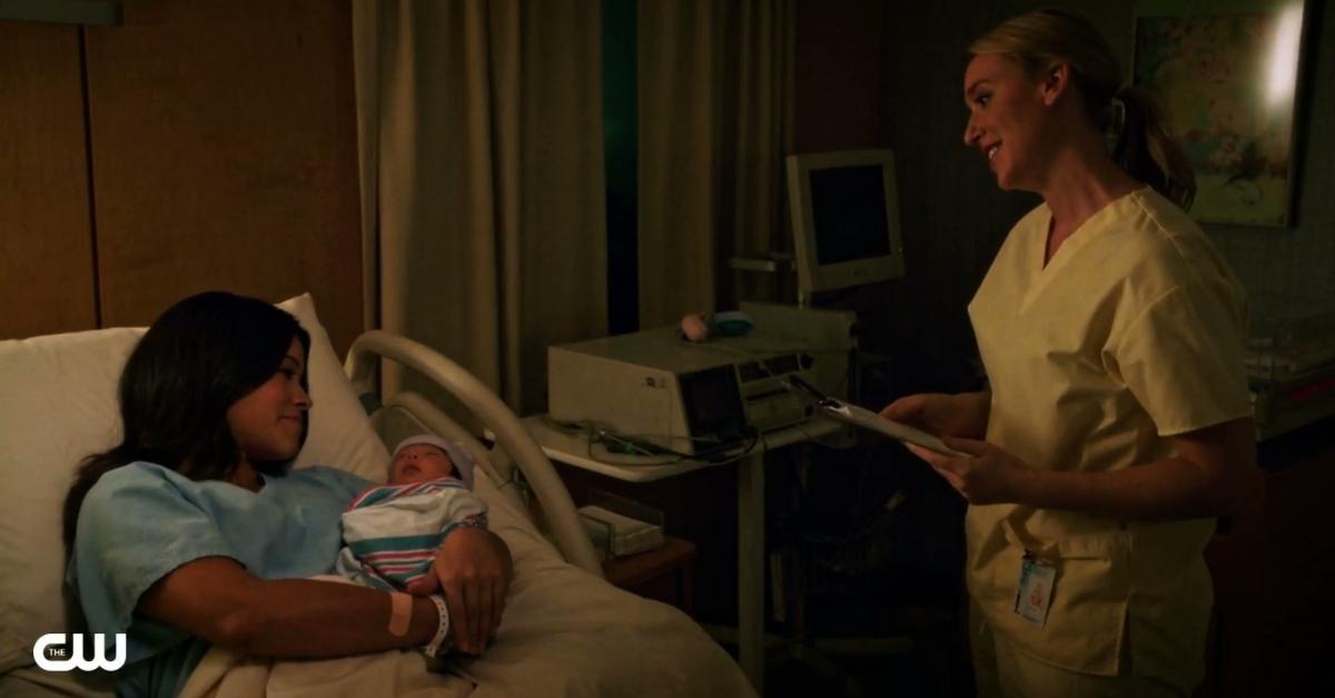 最初の息子を出産した後、病院のベッドで処女のジェーン