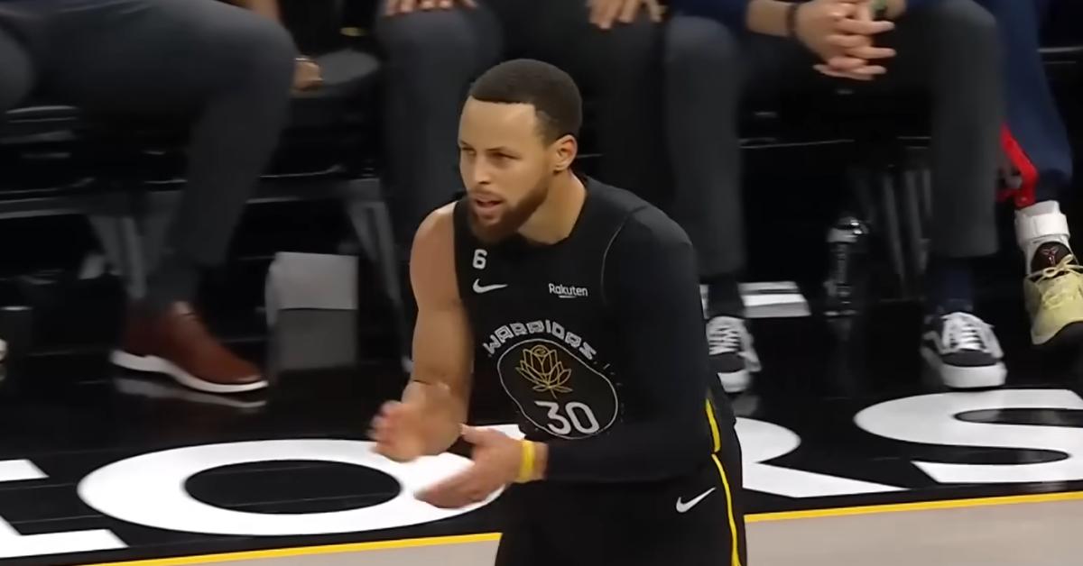 Steph Curry indossa una manica da tiro nera sul braccio sinistro durante la partita Warriors-Pelicans il 28 marzo 2023.
