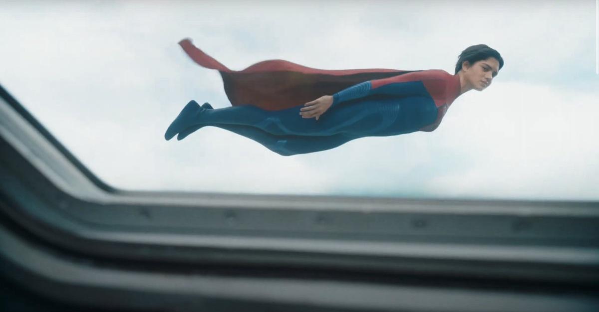 Supergirl (Sasha Calle) flyger tillsammans med Batwing.