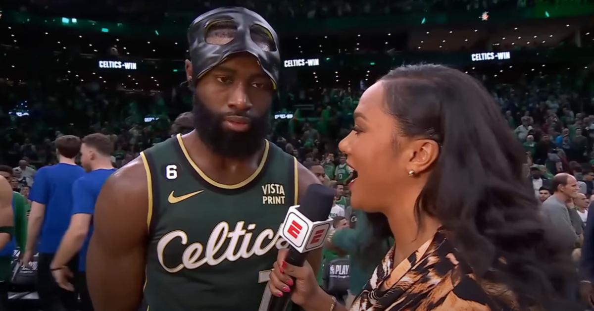 杰伦·布朗在一场篮球赛后戴着口罩接受采访